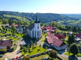Chata u kostela