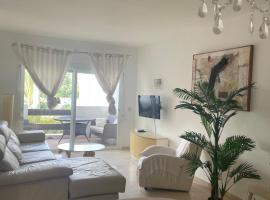 Apartment Costalita, direct beach access, ground floor, salt water pool, hôtel à Estepona