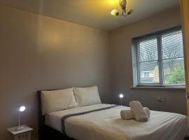 3 Bed - Sleeps 5 - Pets - Private Parking, hotel in Oldbury