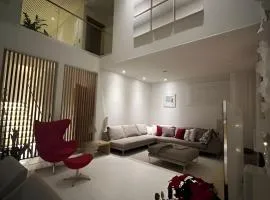 Luxury Riverside Villa w Magnificent River Views