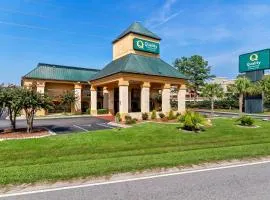 Quality Inn & Suites Florence Civic Center、フローレンスにあるFlorence Regional Airport - FLOの周辺ホテル