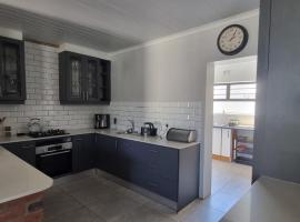 Family holiday home to rent, hotel en Ciudad del Cabo