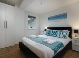 Stunning One-Bed Apartment with King Size Bed, Private Balcony and Free Gated Parking