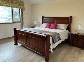 Luxury bungalow in NW Calgary, hotel em Calgary