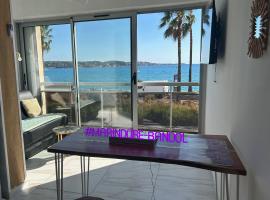 VUE MER ET A 20m DE LA PLAGE AVEC PARKING MARINDORE BANDOL、バンドールのホテル
