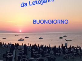 Perla de Mar a 20m dalla spiaggia, hotel in Letojanni