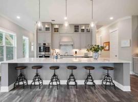New waterfront family friendly lake house, hotel v destinaci Honea