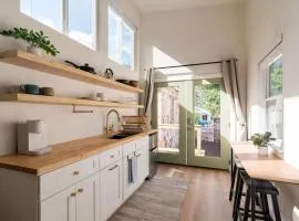 BoHo Tiny Home - Walkable to the Best of East Austin