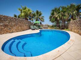 4 Bedroom Farmhouse with Private Pool & Views, hytte i Nadur