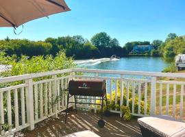 Lakeside Lodge Near Cirencester South Cerney, Hotel in Cirencester