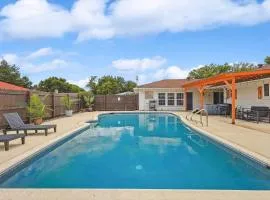 5-BR Relaxing Retreat with Pool Hot tub Fire Pit