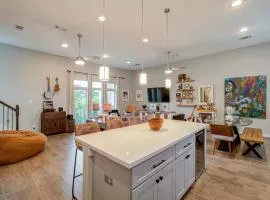Modern Luxury 3-BD Mins to DT w Rooftop