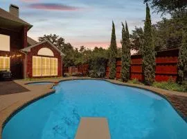 Elegant & Luxurious 4BD Living w Pool Patio BBQ