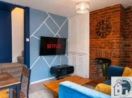 Large 4BR Reading Townhouse Near Town Centre - Contractor Stay & Free Parking