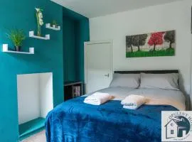 Large 4BR Reading Townhouse Near Town Centre - Contractor Stay & Free Parking