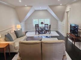 IODE Clark House Top Floor Apartment, hotel in Fredericton