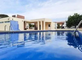 2 BR Condo with pool only 15 min to Marina & Beach