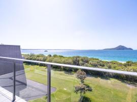 Luskin Lodge 11 stunning water views、ショール・ベイのホテル