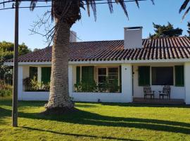 Casa de playa, rodeada de monte, campo y mar, hotel v destinaci La Coronilla