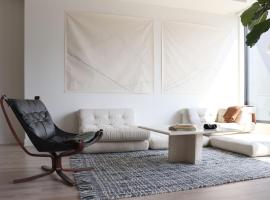 Appartement de luxe avec piscine, hotel in Montreal