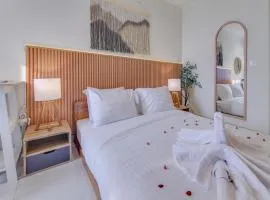2BR Orange County With Free Parking and Rooftop Pool