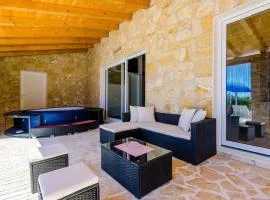 Villa Mateo - 3 Bed Apt with Terrace&Private Pool