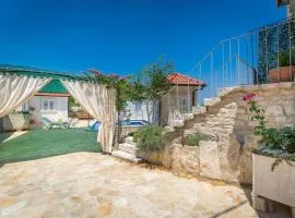 Holiday home krika -Three Bedroom Home with heated Pool and Jacuzzi
