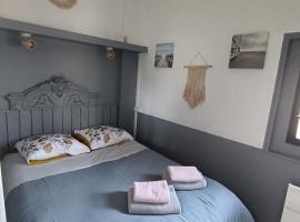 Logement pour 2 personnes proche Bordeaux, holiday home in Le Haillan