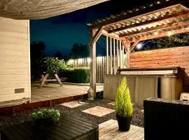 Wellness bungalow with jacuzzi &sauna&private garden near Amsterdam