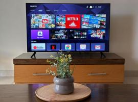 Cozy Room with Private Bathroom and Balcony Views, hotel in Il-Gżira