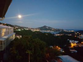 Sunset Gardens Guesthouse, hotel di Charlotte Amalie