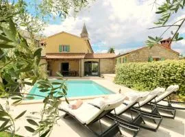Villa Benvenuti near Motovun for 8 people - pet friendly with salt - water pool