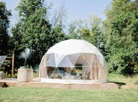 Open Sky Glamping Kawartha Dome, luxusní kemp v destinaci Marmora