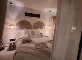 L'Amorosa Suite avec terrasse et Jacuzzi extérieur, hotel in Peypin