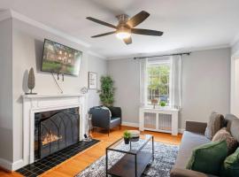 Charming Townhouse Retreat by CozySuites, vila v destinaci Alexandria