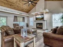 Bearskin Getaway, Hot Tub, Free Attraction Tickets, WIFI!!!