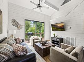 Pine Ridge Retreat w Hot Tub Grill Games More โรงแรมในแดนดริดจ์