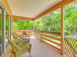Riverfront Inglis Duplex with Shared Dock and Fire Pit, ξενοδοχείο σε Yankeetown