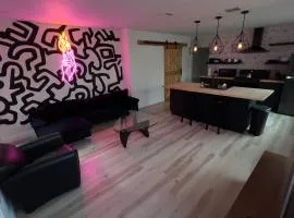 2BR Lit and Spacious in the Heart of Hollywood