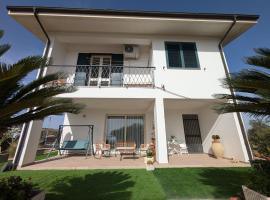 Country house with view on Syracusae gulf, hotel v destinaci Solarino