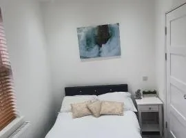 Highfield House - Ensuite - Easy Parking - Speedy WiFi - Smart TV - Self Catering - Serving Contractors, Tourists, Santa Pod and Silverstone!