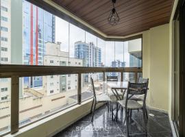 Apto em otima localização em Meia Praia EIO6031, hotel in Meia Praia