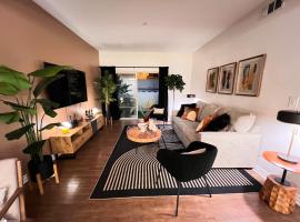 Beautiful 2 BD 3 Beds in Heart of Encino 105、エンシノのホテル