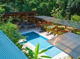 Casa Iris- Home for Family, Steps From the Beach, Pool and Yoga Deck, hotel in Puerto Viejo