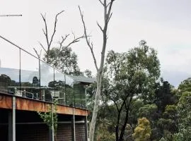 Architectural Crisp & convenient location