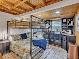 Bare Feet Bunkhouse-Close to beach & dog friendly, hotel en Gulfport