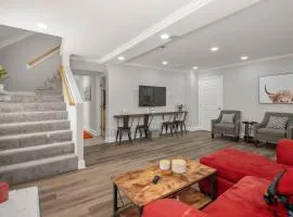 The Farmhouse Spacious, Moo-tiful Haven by RVA!