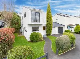 Contemporary Duplex in Roslyn