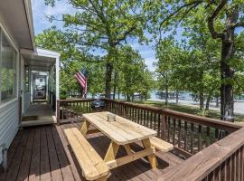 Wake Zone Lighthouse Lodge - Lake Views, hotel v destinaci Kimberling City