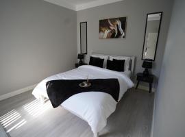 Apt - Sleeps2 - Parking - 20Min Drive From Airport, hotel in Birmingham